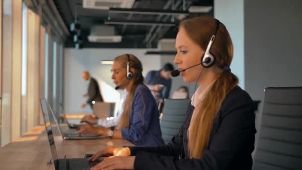 Vrouwelijke exploitant agent met headsets werken in een callcenter. - Video