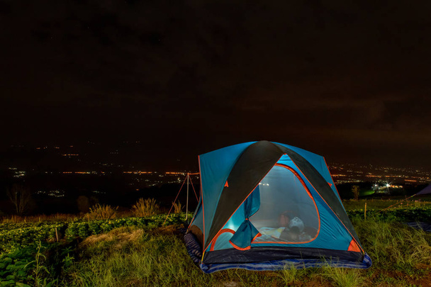 Zelt und Hintergrund Himmel und Berge bei Nacht. - Foto, Bild