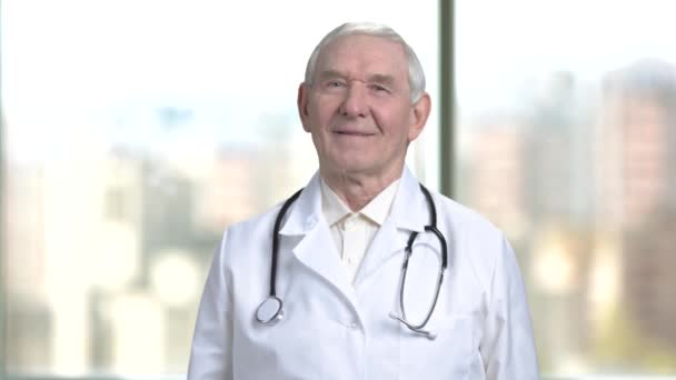 Oudere medische specialis portret. - Video