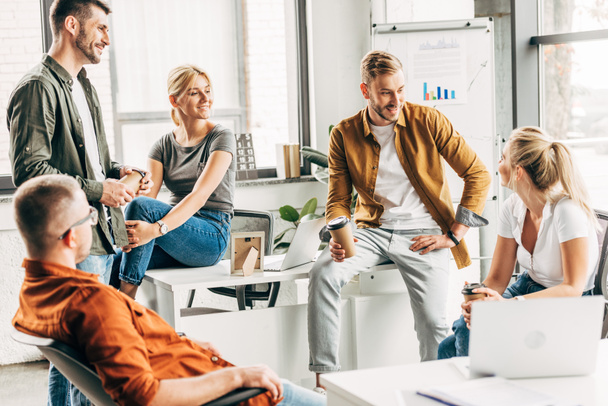 grupo de jovens empresários conversando enquanto trabalhava na startup juntos no escritório
 - Foto, Imagem