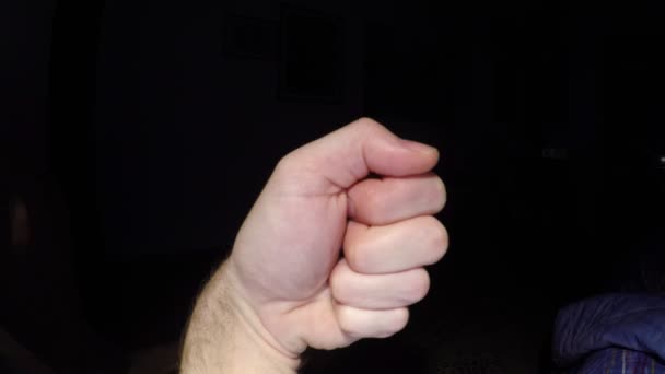 material de primer plano de la mano masculina que muestra el gesto de pulgar hacia arriba sobre fondo negro
 - Metraje, vídeo