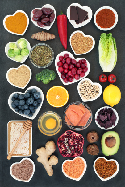 Zdrowa żywność, aby spowolnić koncepcja procesu starzenia się, tym owoce, warzywa, ryby, nasiona, przyprawa, nabiał, miód i ziarna pyłku. Bardzo wysokie w przeciwutleniacze, antocyjany, błonnika i witamin. - Zdjęcie, obraz