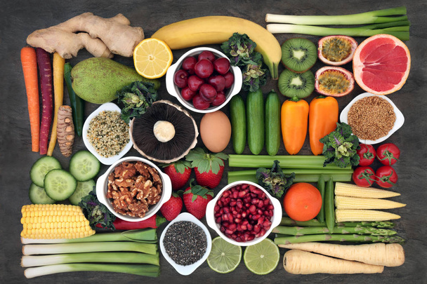 Conceito de superalimento para uma boa saúde com frutas e legumes frescos, laticínios, especiarias, nozes e sementes com alimentos ricos em antioxidantes, antocianinas, fibras alimentares e vitaminas
.   - Foto, Imagem