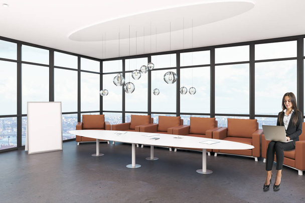 Avrupa işkadını modern konferans odası iç dizüstü bilgisayar kullanarak. 3D render  - Fotoğraf, Görsel