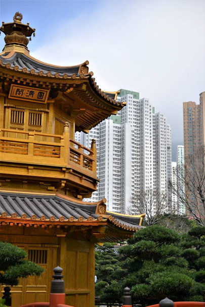 Kultainen paviljonki pilvenpiirtäjillä Nan Lian Gardenissa, Hong Kongissa
 - Valokuva, kuva