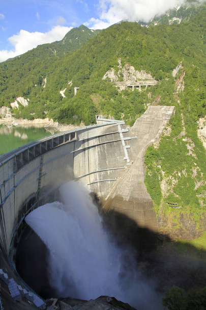 descarga de la presa de Kurobe en Toyama, Japón
 - Foto, imagen