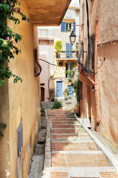 Benyomást a szűk utcák a régi központjában Cannes Franciaországban - Fotó, kép