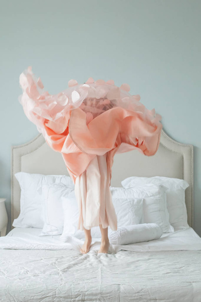 Roztomilá holčička ve větru a růžové šaty baví doma, dětství koncepce - Fotografie, Obrázek