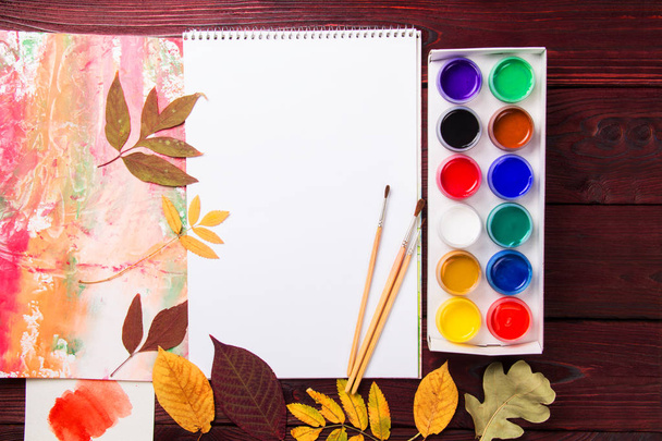 Conjunto de colección de accesorios de artista con hojas de otoño. Lienzo para pintar, pinceles de arte, paleta. Vista superior
 - Foto, Imagen