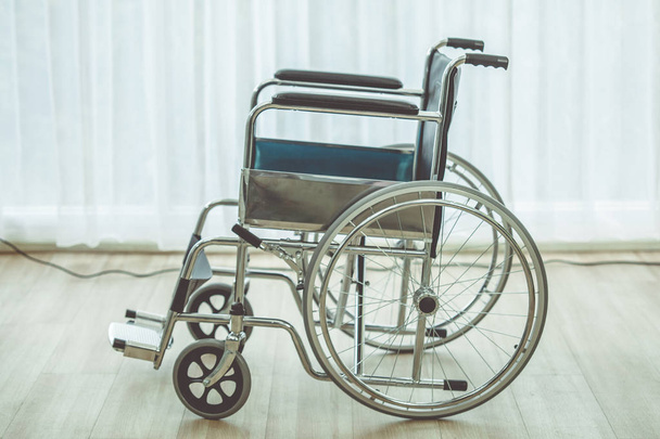  image transport en fauteuil roulant pour les personnes ayant une jambe défectueuse la récupération pour les soins de hélium, l'objet pour le concept de soins de santé
 - Photo, image