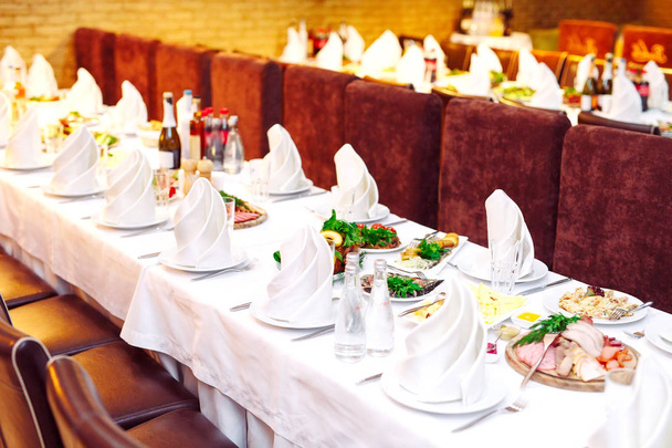 decorated wedding table setting in restaurant - Foto, Imagem