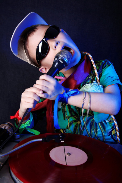 Crazy cool kid DJ em ação
 - Foto, Imagem