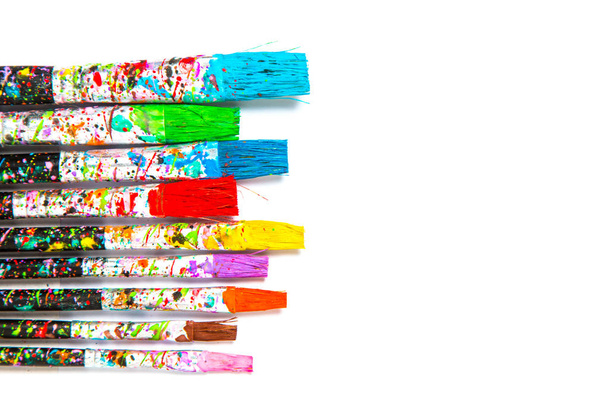 Sanatsal arka plan. Sanatçı boya ile renkli boya fırçaları lekeleri üzerinde izole beyaz arka plan kopya alanı ile - Fotoğraf, Görsel
