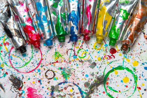 Sanatsal arka plan. Sanatçı çalışma alanı ile kopya alanı üzerine renkli akrilik boya boruları - Fotoğraf, Görsel