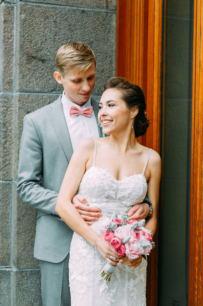 Stylish wedding in St. Petersburg. Walking photo shoot in the city. European style of architecture - Fotografie, Obrázek
