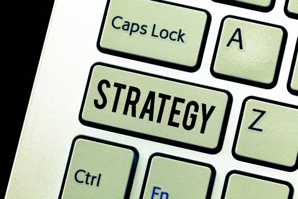 Почерк текста Стратегия. Концепция означает план действий, предназначенный для достижения долгосрочной или общей цели
 - Фото, изображение