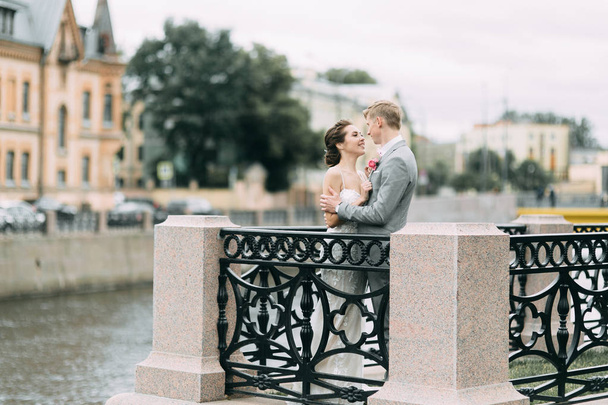 Stylish wedding in St. Petersburg. Walking photo shoot in the city. European style of architecture - Fotoğraf, Görsel
