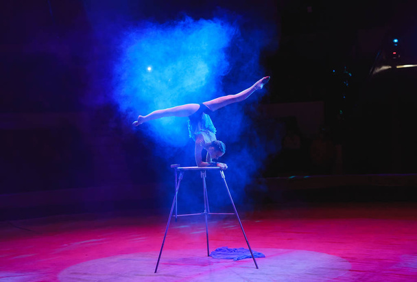 Performance of the acrobat girl in the circus. - 写真・画像