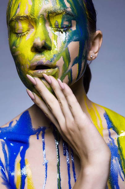 Renk boya kız portresi. bir güzel yüz ve vücut bölgesine akan sıvı boya. Renkler - Fotoğraf, Görsel