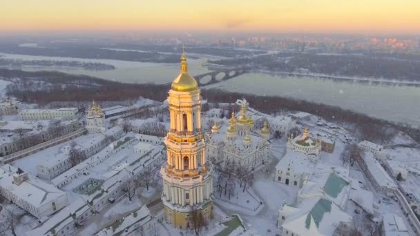 Kyjevskopečerská lávra. Padající sníh v zimě. Kyjev, Ukrajina - Záběry, video