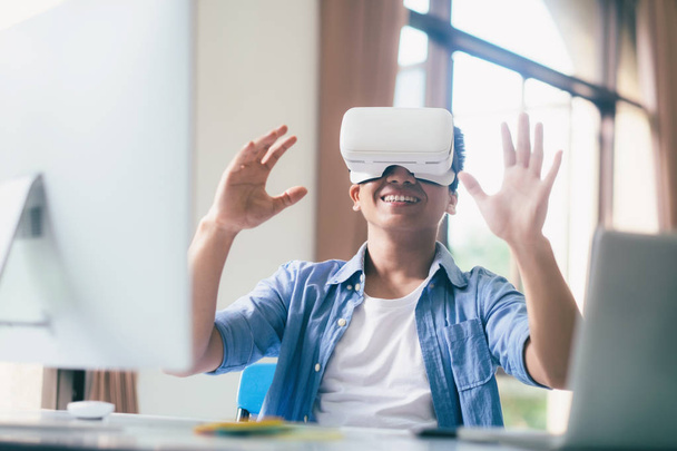 Giovane programmatore o sviluppatore di software con occhiali di realtà virtuale per testare giochi 3D e applicazioni. Concetto di sviluppo tecnologico e software
. - Foto, immagini