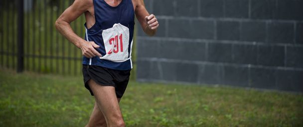 Starý muž sportovec běží summer city Park maraton - Fotografie, Obrázek