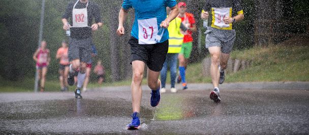 futók alá eső csepp város maratoni futás - Fotó, kép