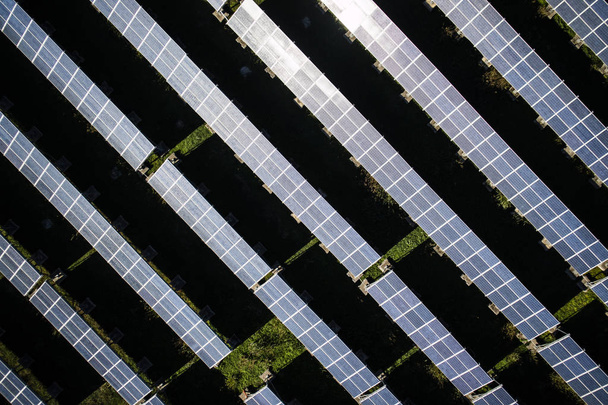 Серия солнечных панелей для производства электроэнергии средь бела дня - Фото, изображение