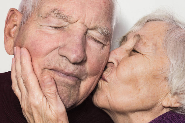 die Seniorin küsst den alten Mann - Foto, Bild