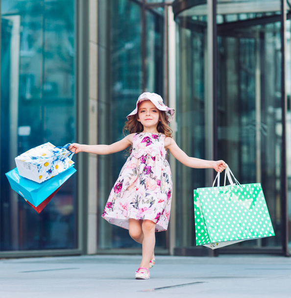 Cute little girl on shopping. Portrait of a kid with shopping bags. Shopping. girl. - Fotografie, Obrázek