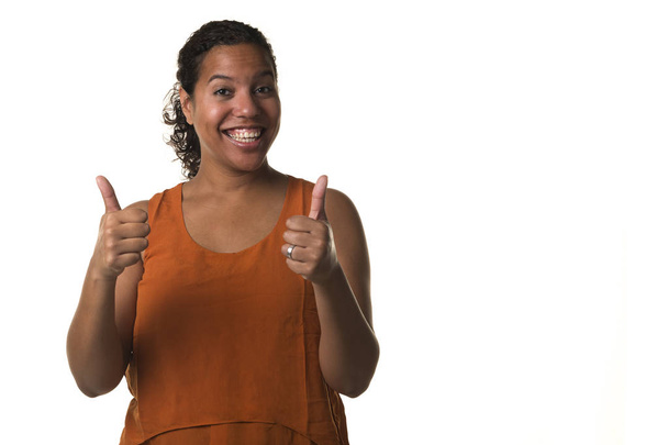 Jovem bonita mulher negra mostrando polegares para cima sinal com ambas as mãos para cima isolado em um fundo branco
 - Foto, Imagem