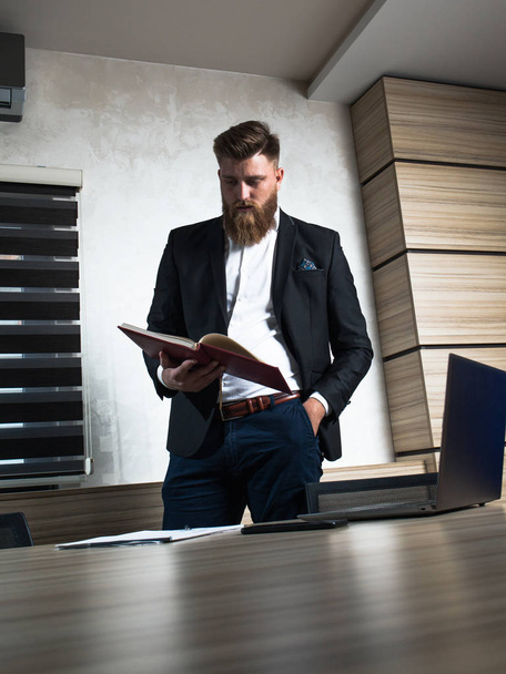 Young bearded businessman in office late night work - Foto, Imagen