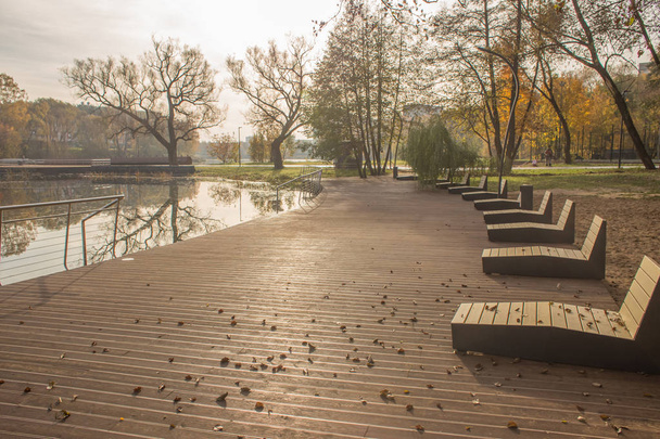 Morning in the autumn park on the banks of the river Pehorka - Foto, Bild