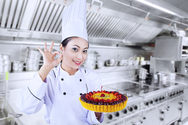 Beautiful chef cook delicious cake - Фото, изображение