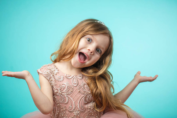 Портрет милої щасливої чарівної маленької дівчинки в сукні принцеси
 - Фото, зображення