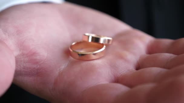 noivo detém em sua caixa de mão de anéis de casamento de ouro, close-up
 - Filmagem, Vídeo