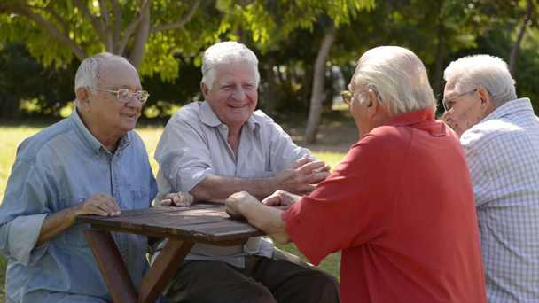 Grupo de hombres mayores divirtiéndose y riendo en el parque
 - Imágenes, Vídeo