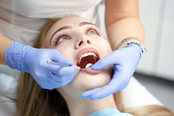 female dentist checking patient girl teeth - Zdjęcie, obraz