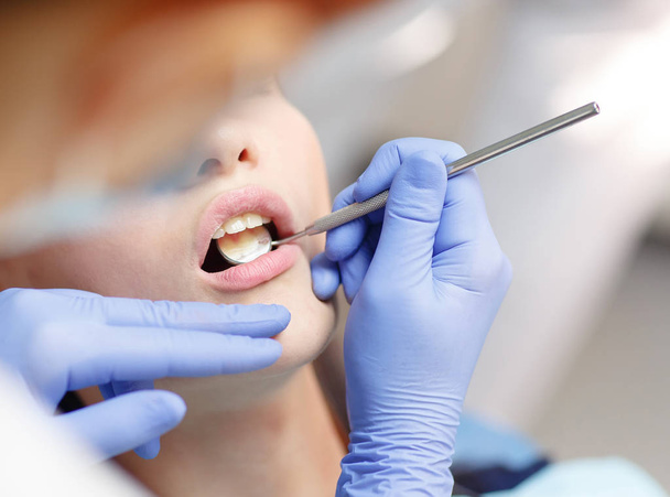 female dentist checking patient girl teeth - Foto, Imagem