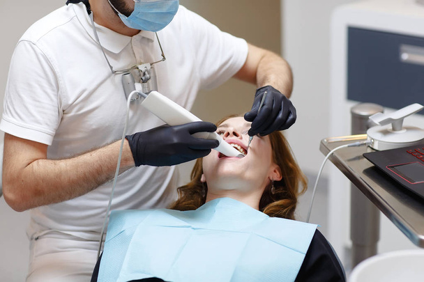 Стоматолог сканує зуби пацієнта за допомогою 3d сканера
. - Фото, зображення