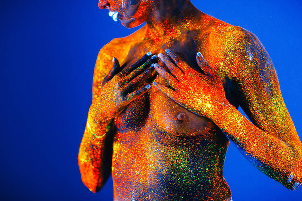 Portrait of a girl painted in fluorescent powder. - Valokuva, kuva