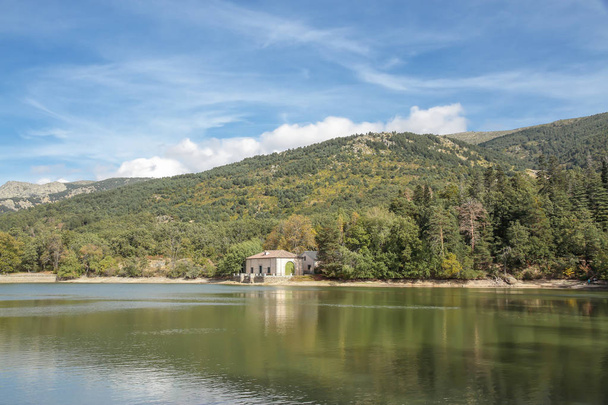 paisaje con lago, casa y montañas en la granja de san ildefonso, segovia, España en un día soleado de otoño
 - Foto, Imagen