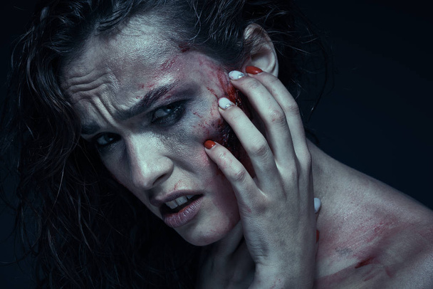 Hermosa chica con una cicatriz en la cara en la sangre
 - Foto, Imagen