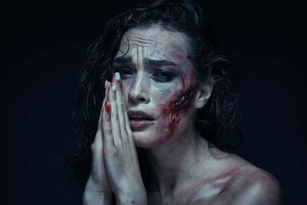 血液中の彼女の顔に傷を持つ美しい少女 - 写真・画像