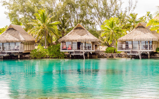 Overwater bungaloweja Moorea, Ranskan Polynesia - Valokuva, kuva