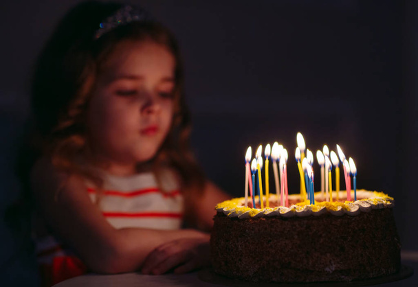 Portrait of little pretty girl with birthday cake - Valokuva, kuva