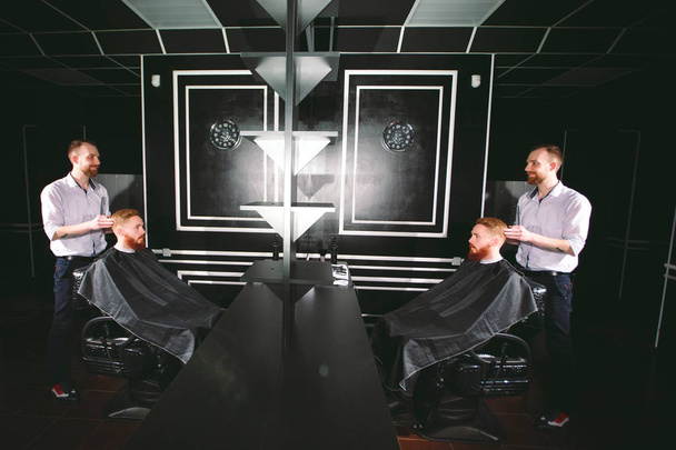 Confident man visiting hairstylist in barber shop. - Φωτογραφία, εικόνα