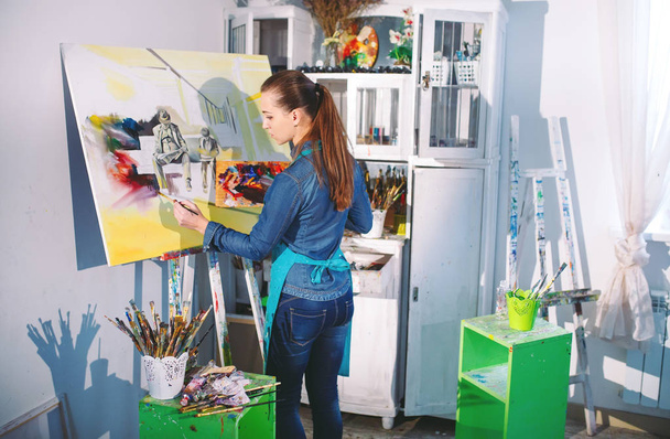 Girl in Painting Studio - Фото, зображення