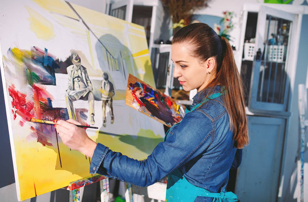 Meisje in schilderij Studio - Foto, afbeelding