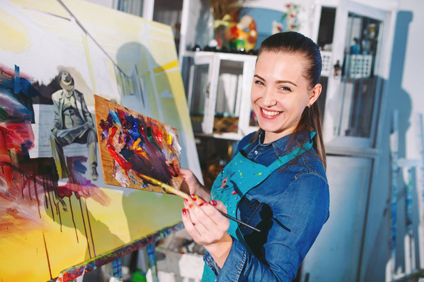 Girl in Painting Studio - Fotoğraf, Görsel